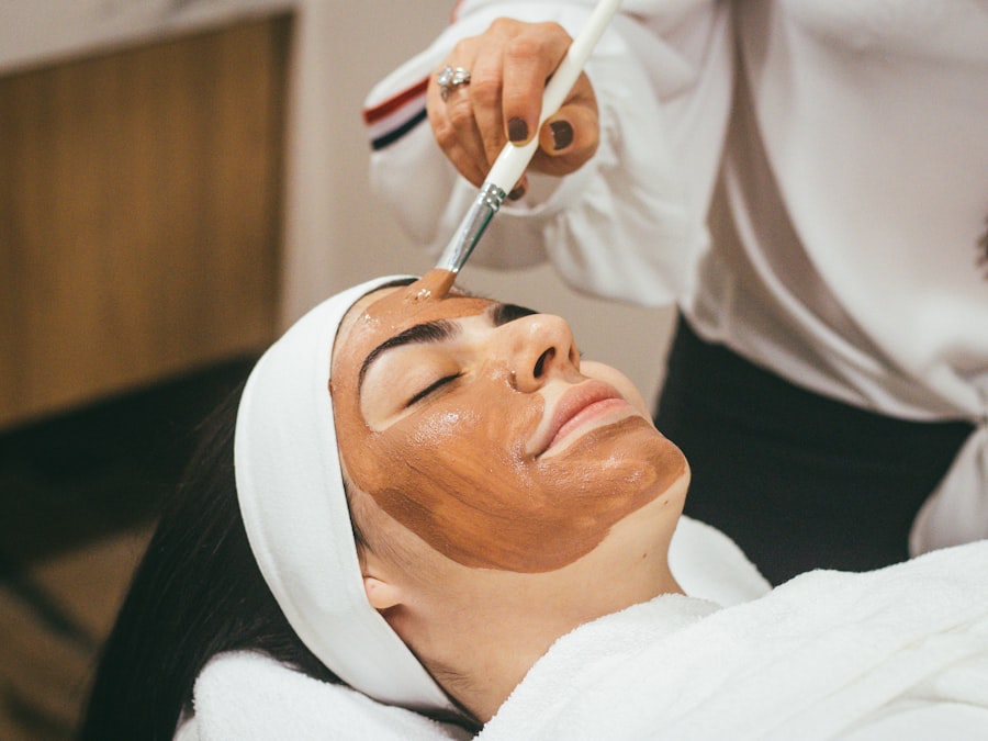 Kosmetische Behandlung mit natürlicher Maske